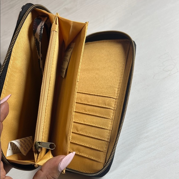 Travelon Black and White Leopard RFID Wallet - Picture 4 of 5